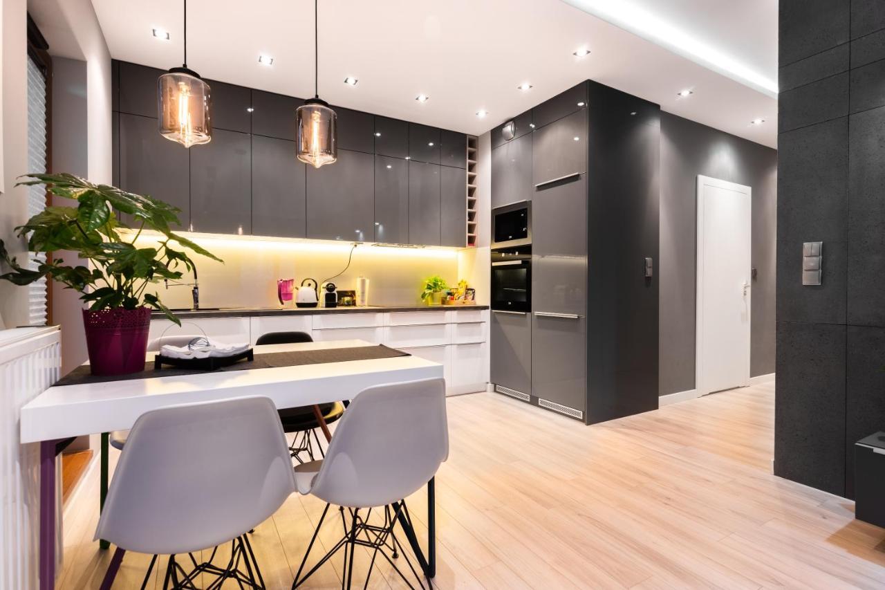 Elegant Business Accommodation With Parking - By Upstairs Krakow Dış mekan fotoğraf
