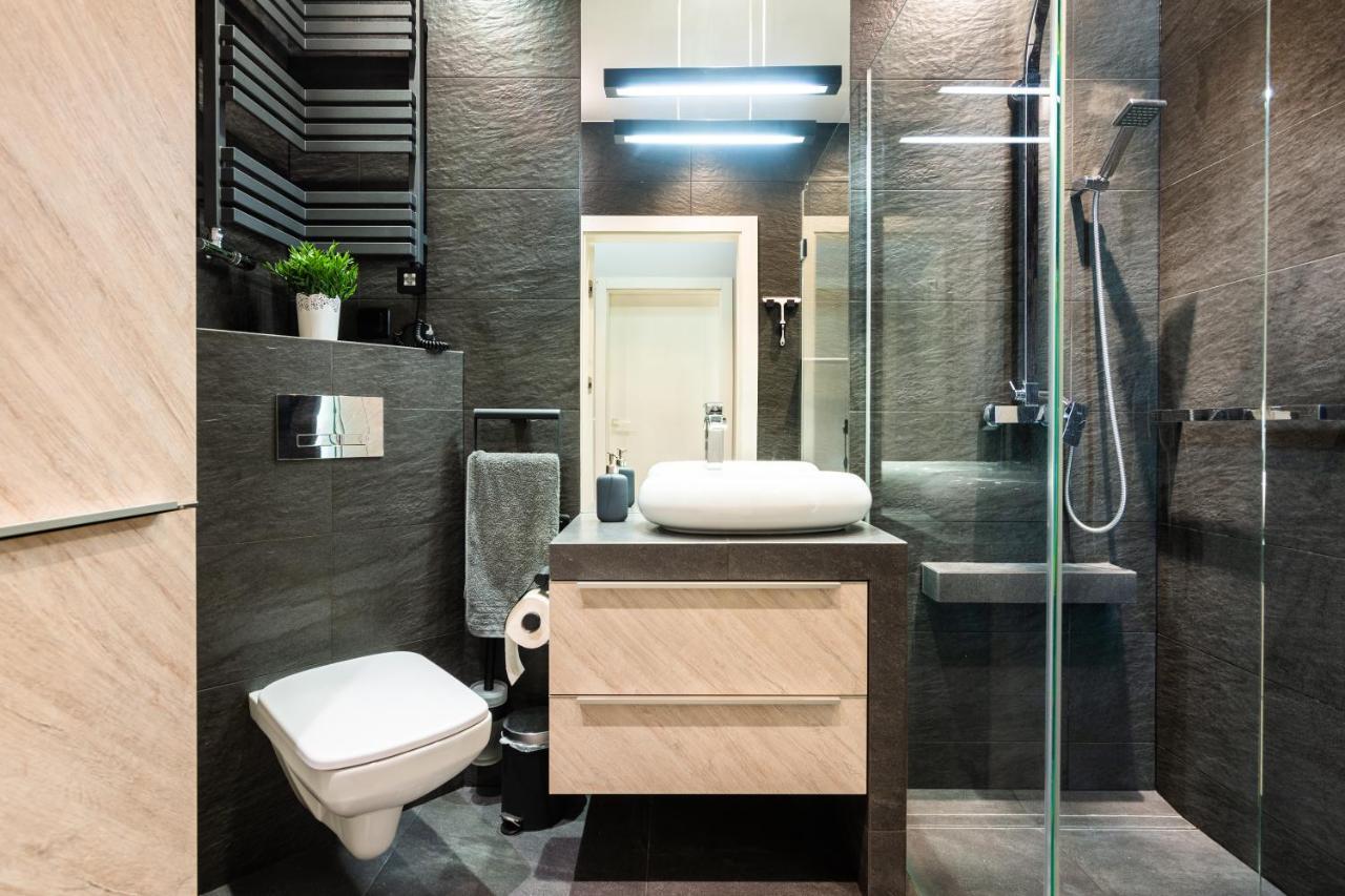Elegant Business Accommodation With Parking - By Upstairs Krakow Dış mekan fotoğraf