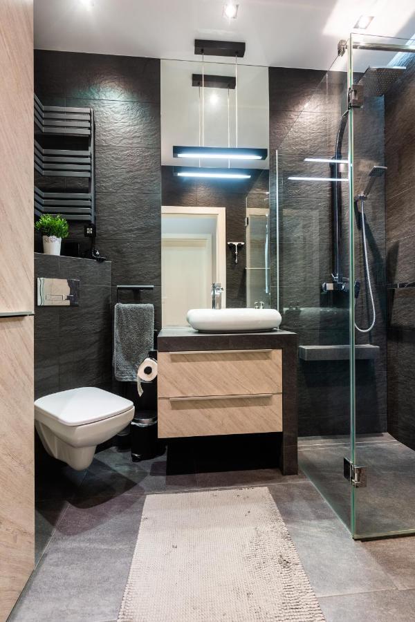 Elegant Business Accommodation With Parking - By Upstairs Krakow Dış mekan fotoğraf
