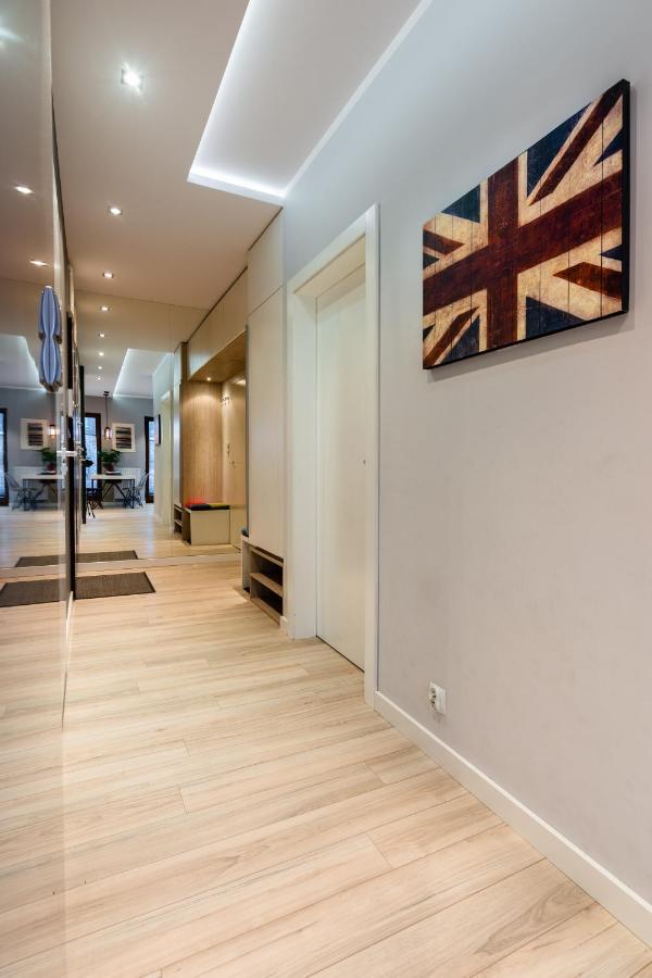 Elegant Business Accommodation With Parking - By Upstairs Krakow Dış mekan fotoğraf